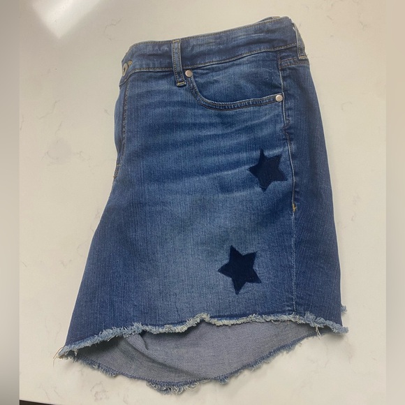 Torrid Denim Cut off Jean Shorts Star Design Stretch Medium Wash size 20- New - Picture 4 of 14
